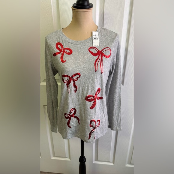 LOFT Tops - LOFT Heather Gray Tee with Vibrant Red Bow